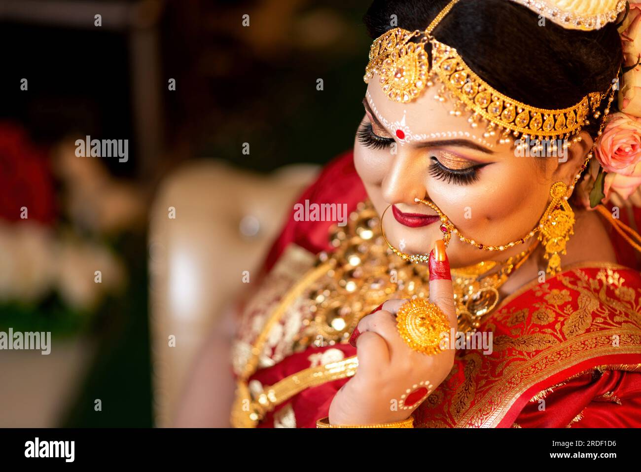 July 21, 2023, Dhaka, Dhaka, Bangladesh: A Bangladeshi Hindu bride wears traditional gold Jewellery during the wedding ceremony in Dhaka, Bangladesh. The price of gold in Bangladesh has surged to a new all-time high, crossing the Tk 0.1 million-mark for the first time. The Bangladesh Jewellers' Association (BAJUS) announced on Thursday that the new price of gold per bhori (11.664 grams) is Tk 100,778. This is an increase of Tk 1,984 from the previous price of Tk 98,794. The surge in gold prices is attributed to the rise in the international market. The price of metal on the international marke Stock Photo