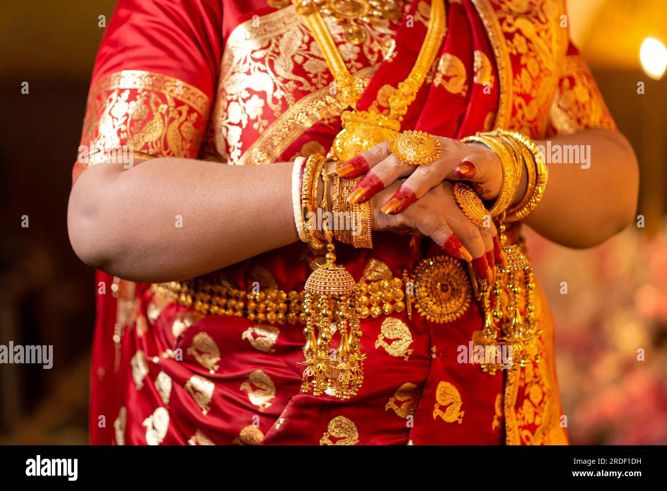 July 21, 2023, Dhaka, Dhaka, Bangladesh: A Bangladeshi Hindu bride wears traditional gold Jewellery during the wedding ceremony in Dhaka, Bangladesh. The price of gold in Bangladesh has surged to a new all-time high, crossing the Tk 0.1 million-mark for the first time. The Bangladesh Jewellers' Association (BAJUS) announced on Thursday that the new price of gold per bhori (11.664 grams) is Tk 100,778. This is an increase of Tk 1,984 from the previous price of Tk 98,794. The surge in gold prices is attributed to the rise in the international market. The price of metal on the international marke Stock Photo