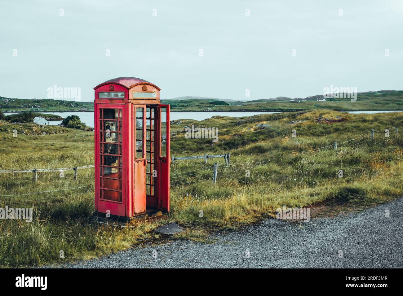 Rote, gussseiserne Telefon Box in Schottland Stock Photo