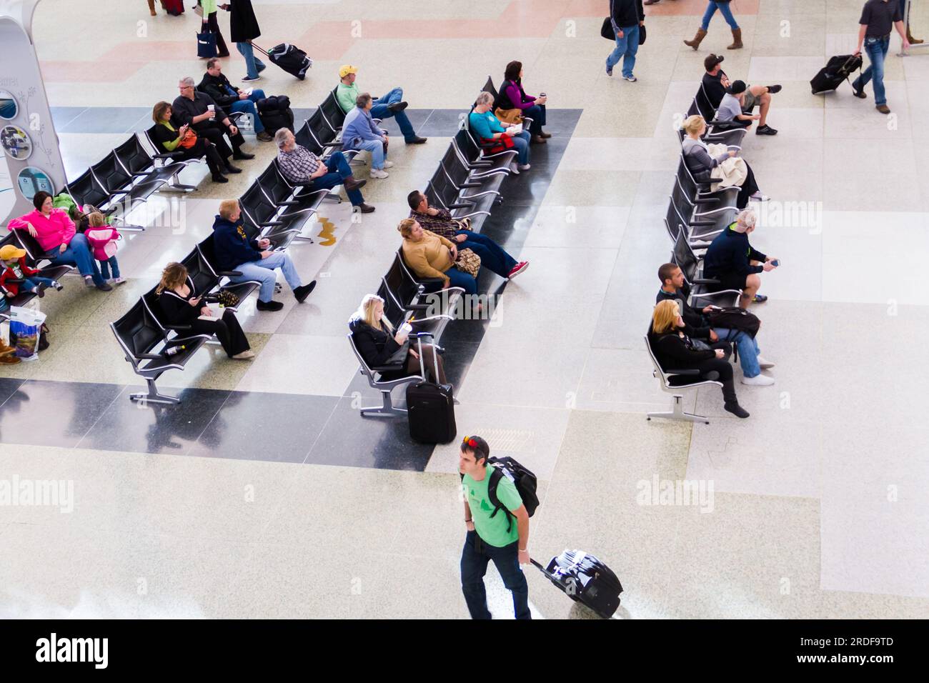 U s airport terminal people waiting hi-res stock photography and images ...