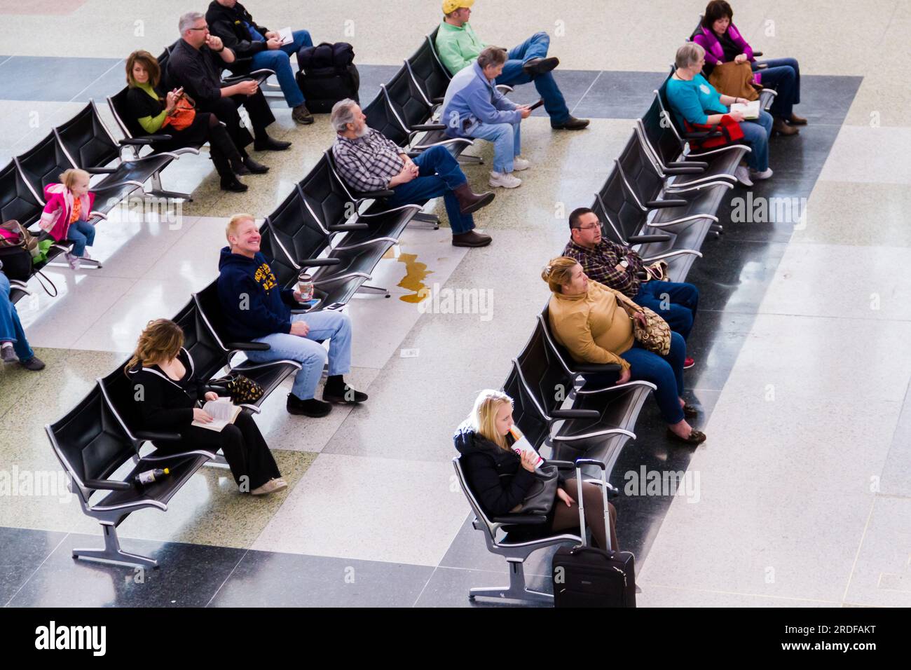 U s airport terminal people waiting hi-res stock photography and images ...