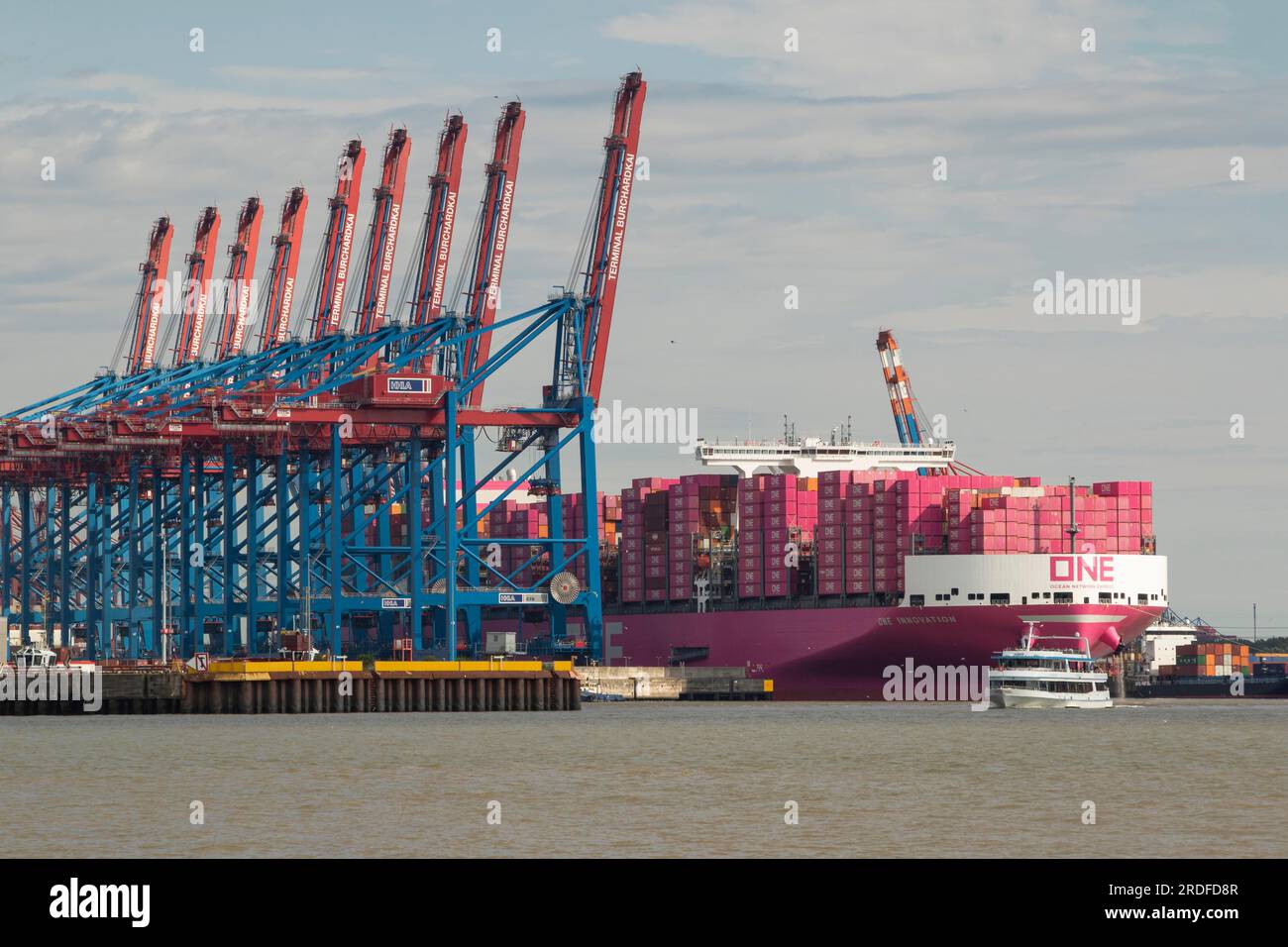https://c8.alamy.com/comp/2RDFD8R/pink-container-freighter-one-innovation-of-the-shipping-company-ocean-network-express-europe-ltd-on-the-elbe-while-mooring-at-burchardkai-in-the-2RDFD8R.jpg