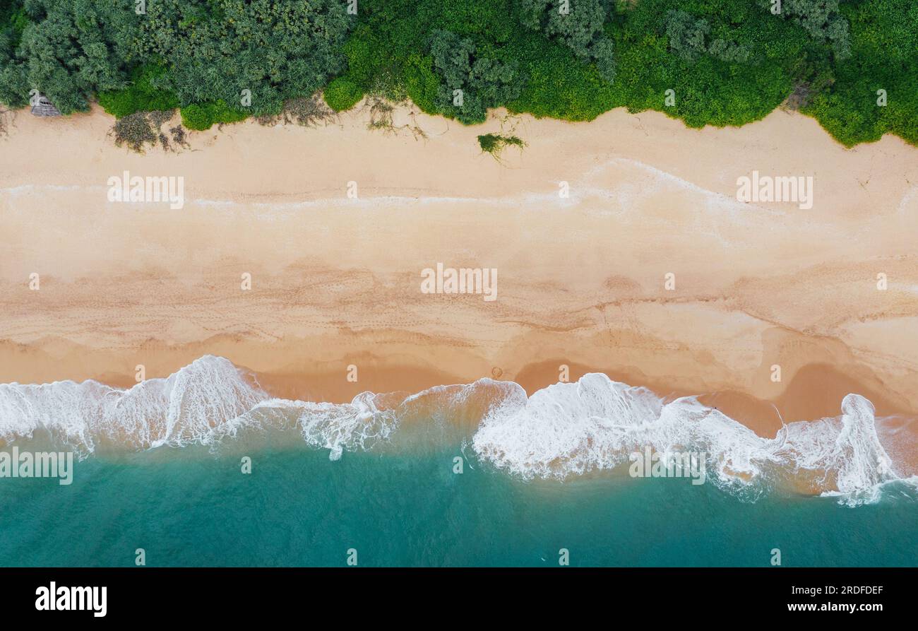Sandy beach turquoise ocean waves hi-res stock photography and images ...