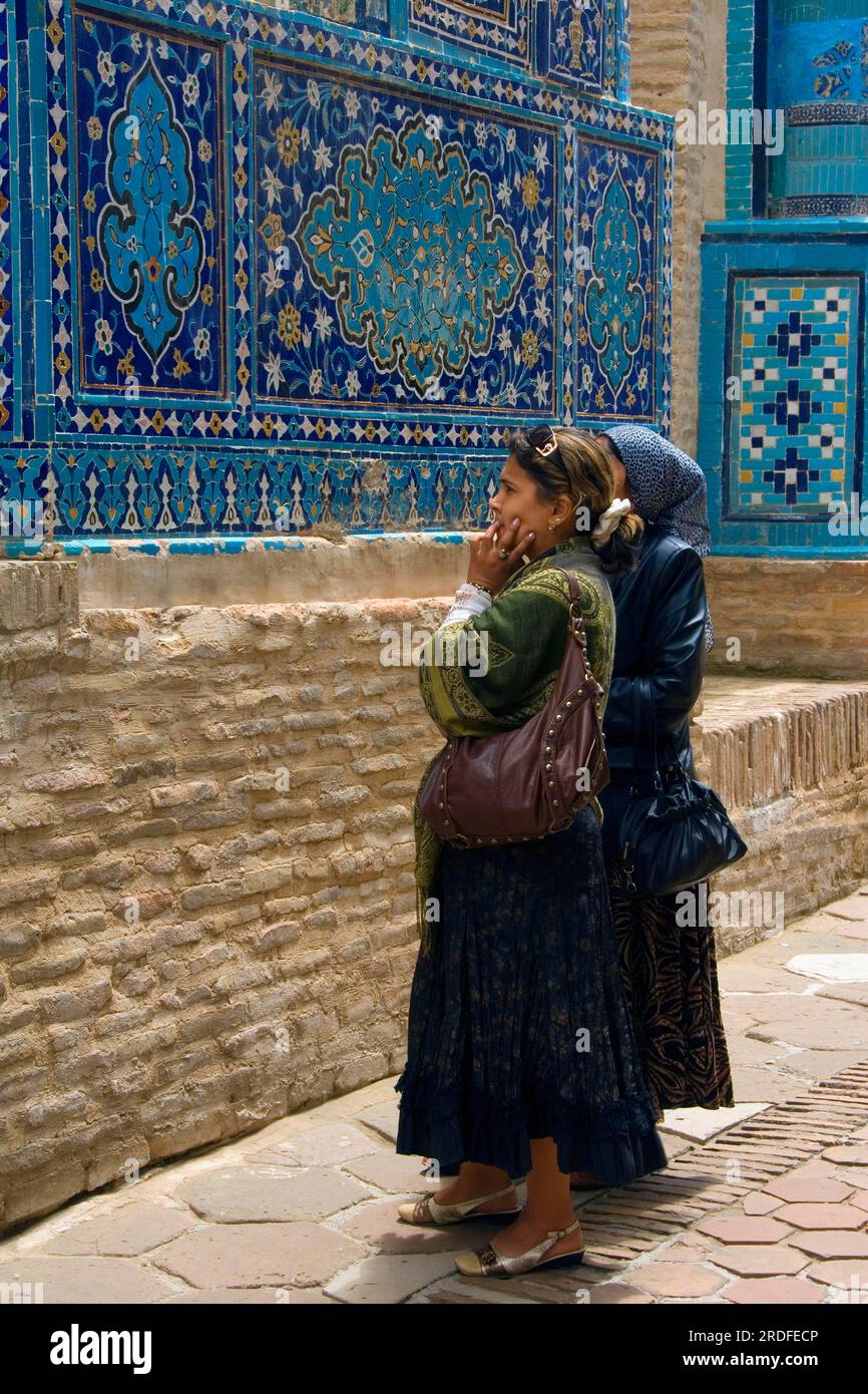 Visitors in Shah-e-Sende necropolis, Samarkand, Uzbekistan, Shahi Sinda, Necropolis Stock Photo