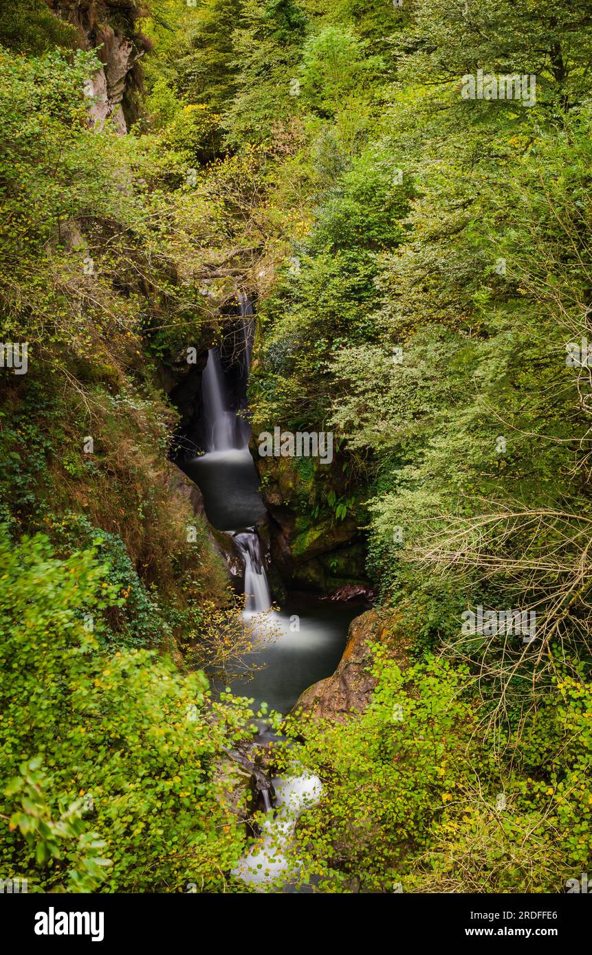 CAPTURE OF THE POZO DEL AMO WATERFALL IN THE SAJA-BESAYA VALLEY, CANTABRIA, TAKEN IN OCTOBER 2022 Stock Photo