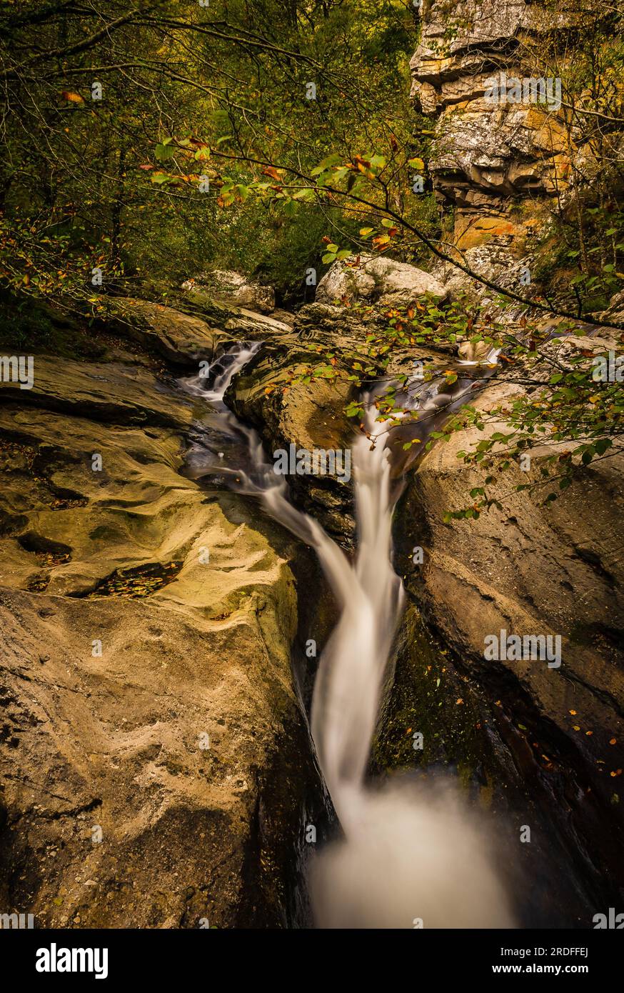 CAPTURE OF A WATERFALL IN THE SAJA-BESAYA VALLEY, CANTABRIA, TAKEN IN OCTOBER 2022 Stock Photo