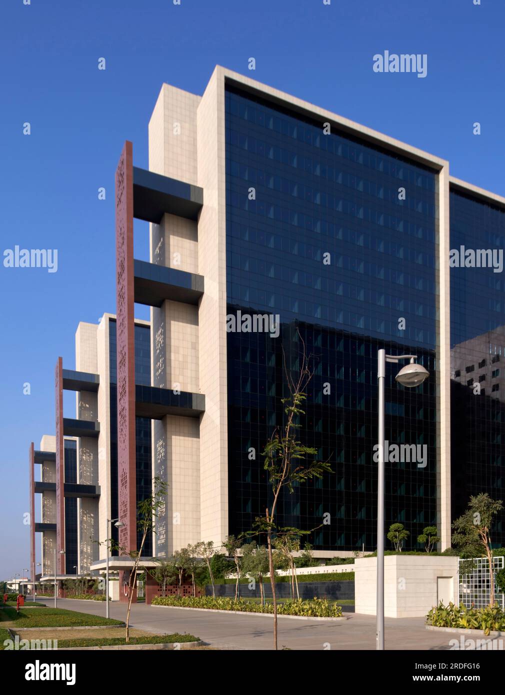 Aerial view, perspective of facade. Surat Diamond Bourse, Surat, India
