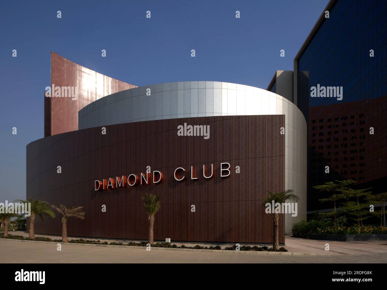 Diamond Club entrance. Surat Diamond Bourse, Surat, India. Architect
