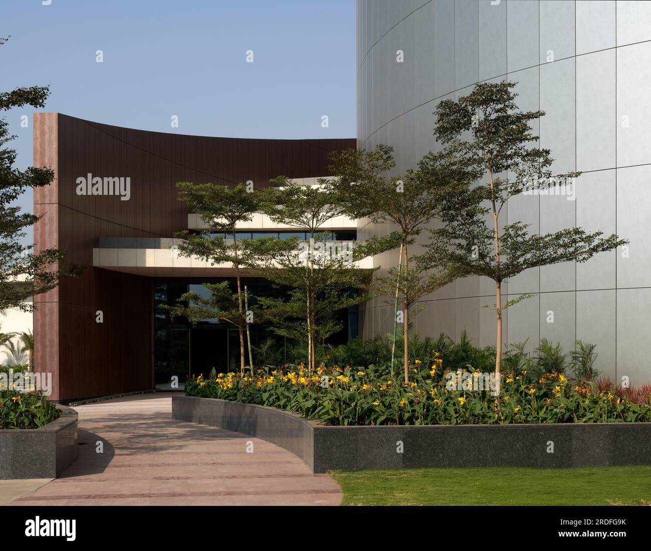 Diamond Club landscaped entrance path. Surat Diamond Bourse, Surat, India. Architect: Morphogenesis , 2023. Stock Photo