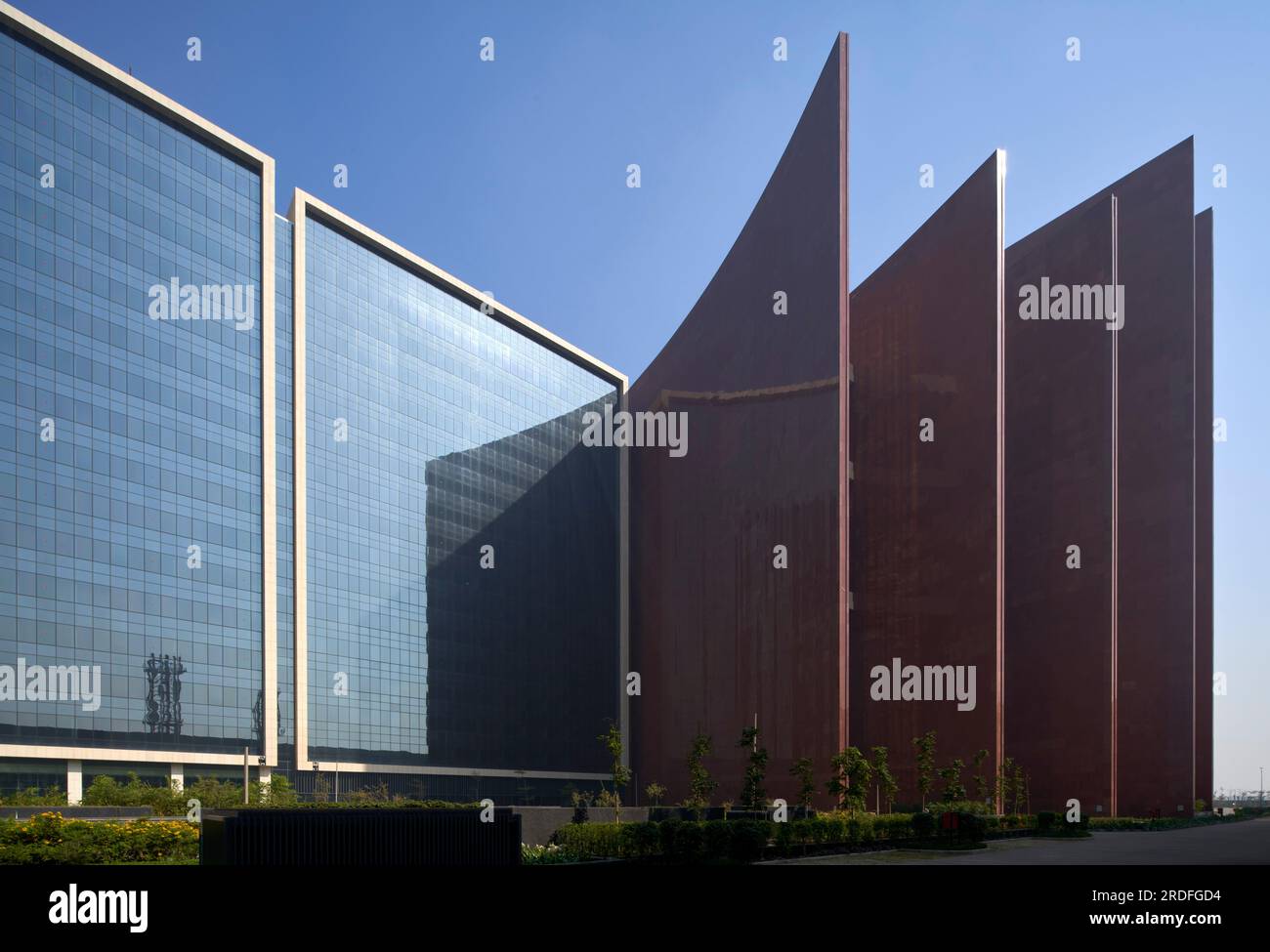 Contrasting facade jusxtaposition. Surat Diamond Bourse, Surat, India. Architect: Morphogenesis , 2023. Stock Photo