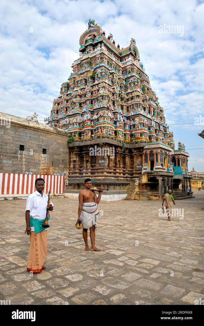 Temple musician with priest, Virudhagireeswarar Shiva temple in Virudhachalam, Tamil Nadu, South India, India, Asia Stock Photo