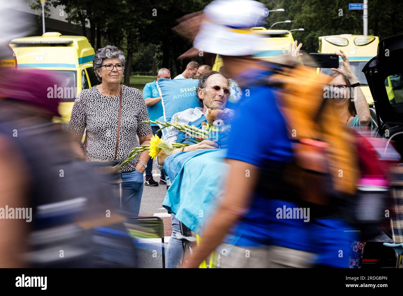 NIJMEGEN - 21072023, Mr. Art is waiting for its XXX together with  volunteers from the Ambulance Wens Foundation. Walkers walk on the Via  Gladiola during the last day of the Nijmegen Four