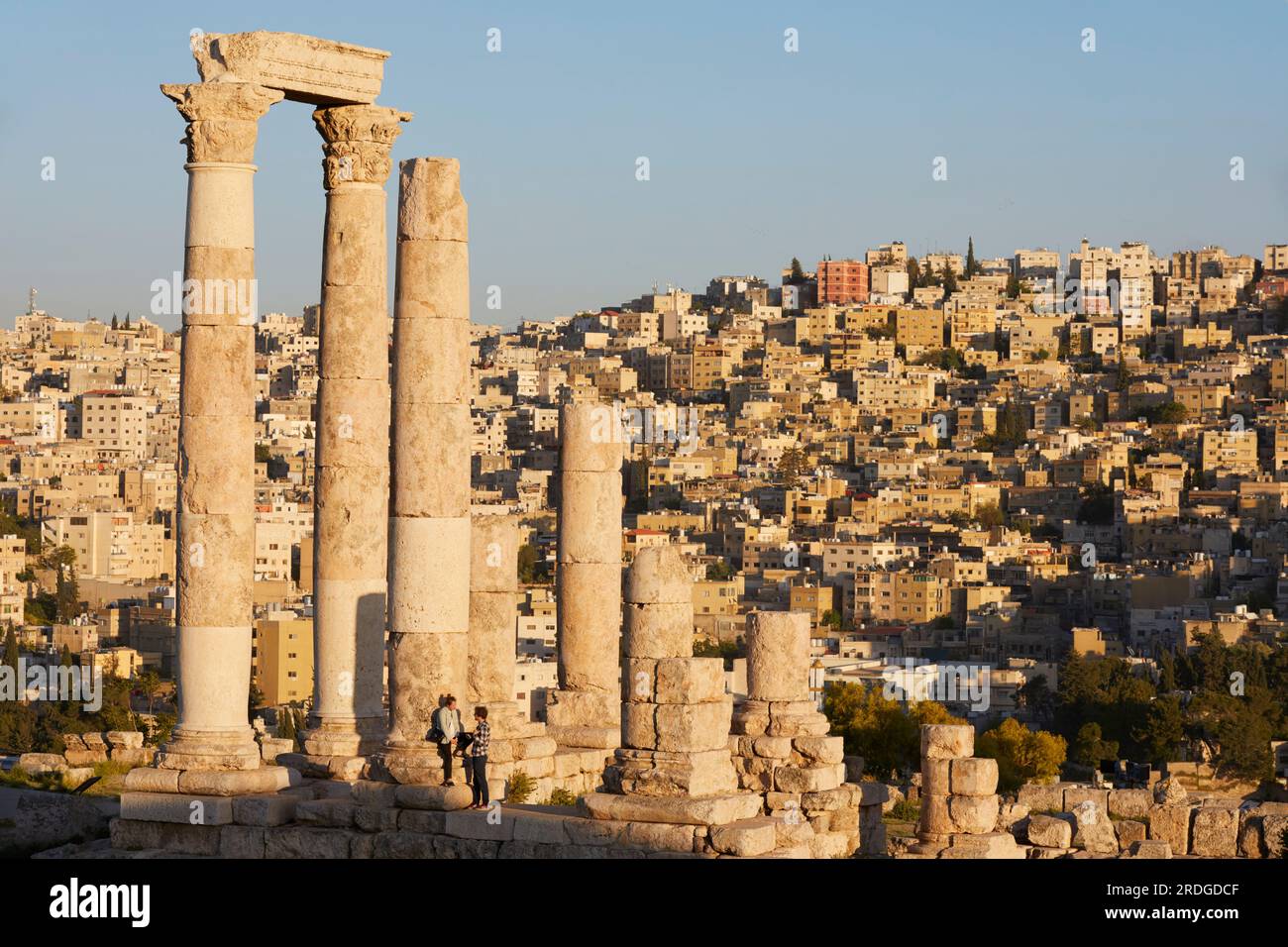 Two people talking on The Temple of Hercules, Citadel, Jabal al-Qala'a hill, Amman, Jordan Stock Photo