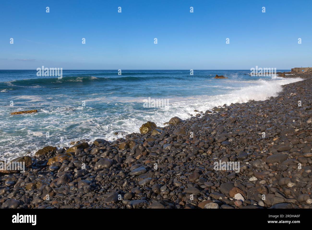Onde che si infrangono sulla spiaggia di Puerto de La Cruz a Tenerife, Canarie Stock Photo