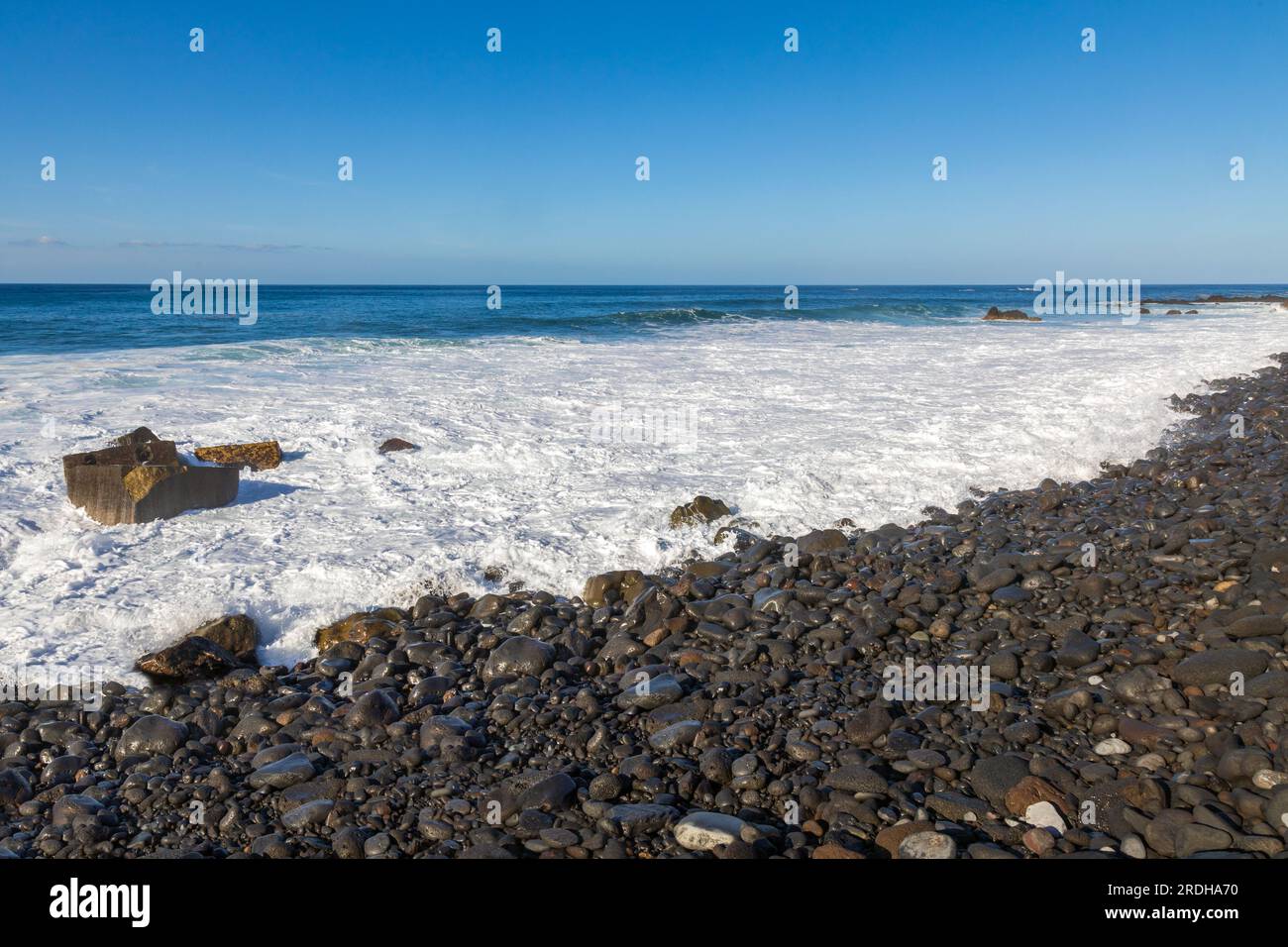 Onde che si infrangono sulla spiaggia di Puerto de La Cruz a Tenerife, Canarie Stock Photo
