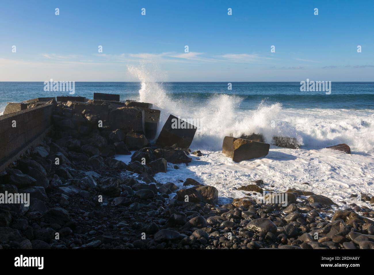 Onde che si infrangono sulla banchina di Puerto de La Cruz a Tenerife, Canarie Stock Photo