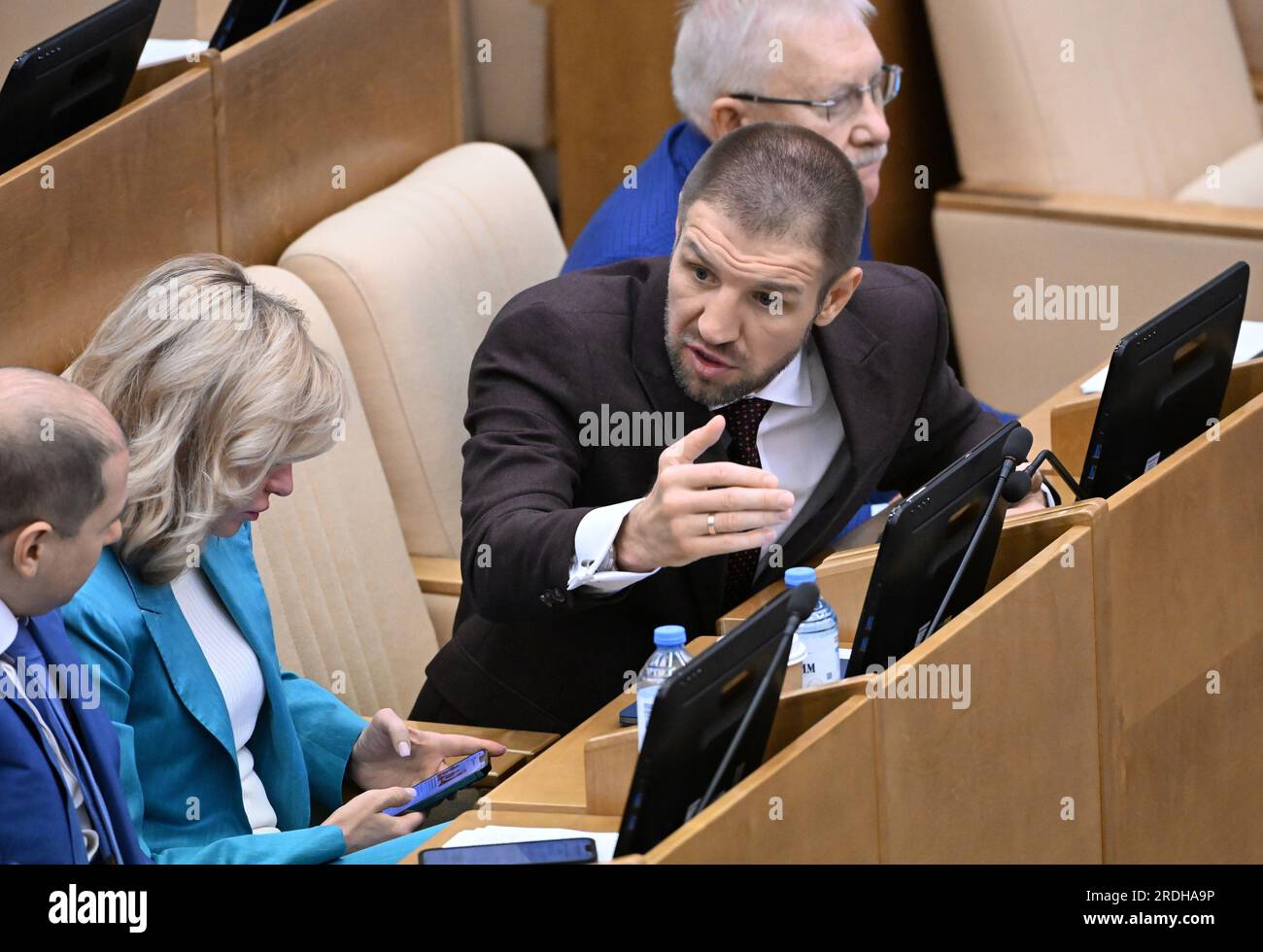 Eng katta yalangoch ayol kokraklari Kichkina jinsiy olatni ogziga olinadi