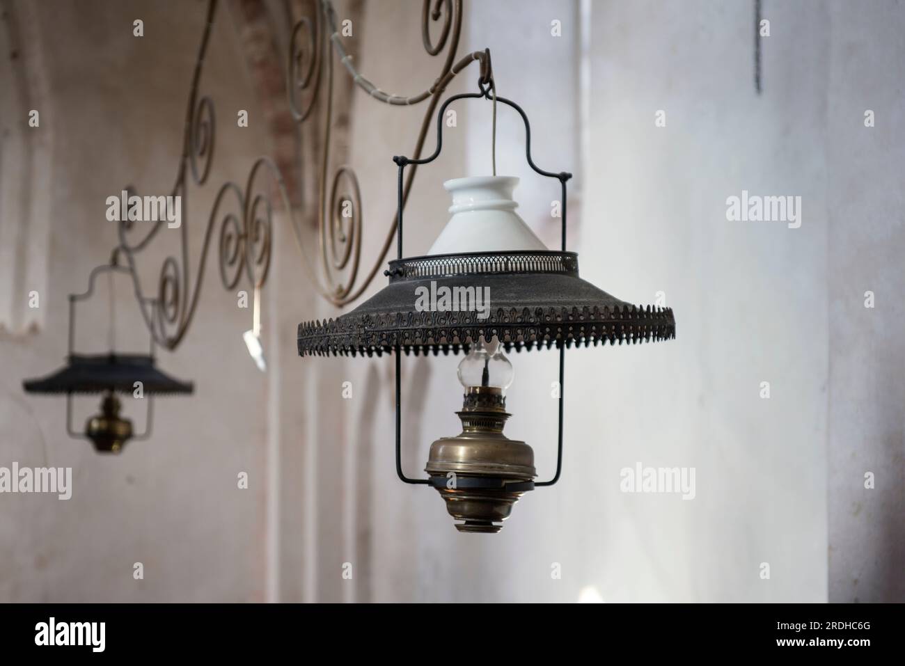 Hanging lamps for retro hi-res stock photography and images - Alamy