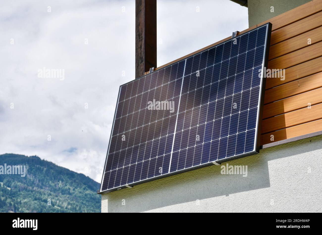 Balkonkraftwerk, Photovoltaik, Solarstrom, Solaranlage, Mini-Solaranlage, Panel, Solar, Solarenergie, Sonnenenergie, unabhängig, Strom, Solarzelle, Pa Stock Photo