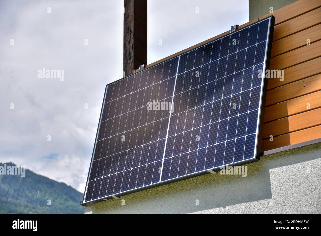 Balkonkraftwerk, Photovoltaik, Solarstrom, Solaranlage, Mini-Solaranlage, Panel, Solar, Solarenergie, Sonnenenergie, unabhängig, Strom, Solarzelle, Pa Stock Photo