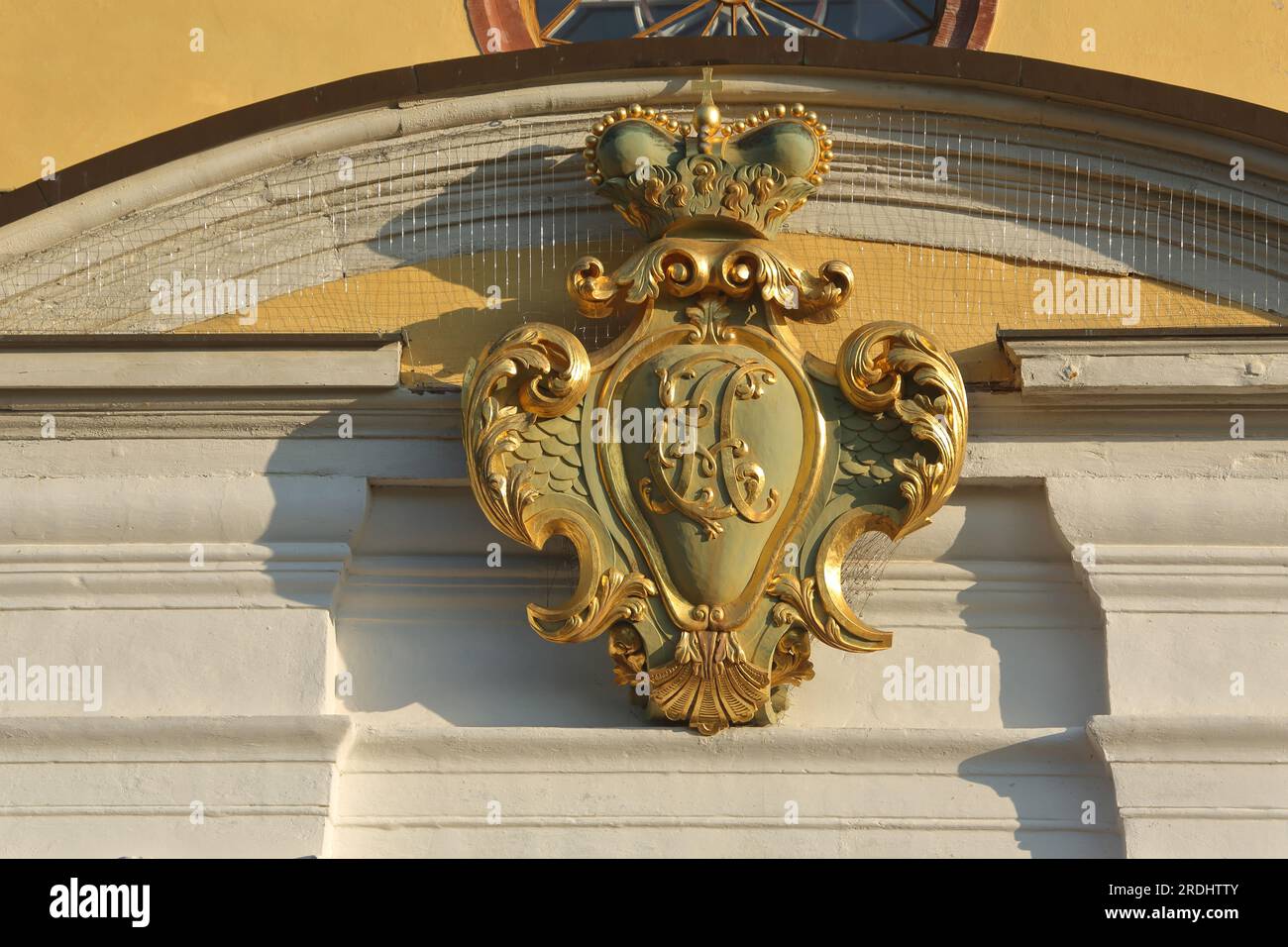 Golden coat of arms hi-res stock photography and images - Alamy