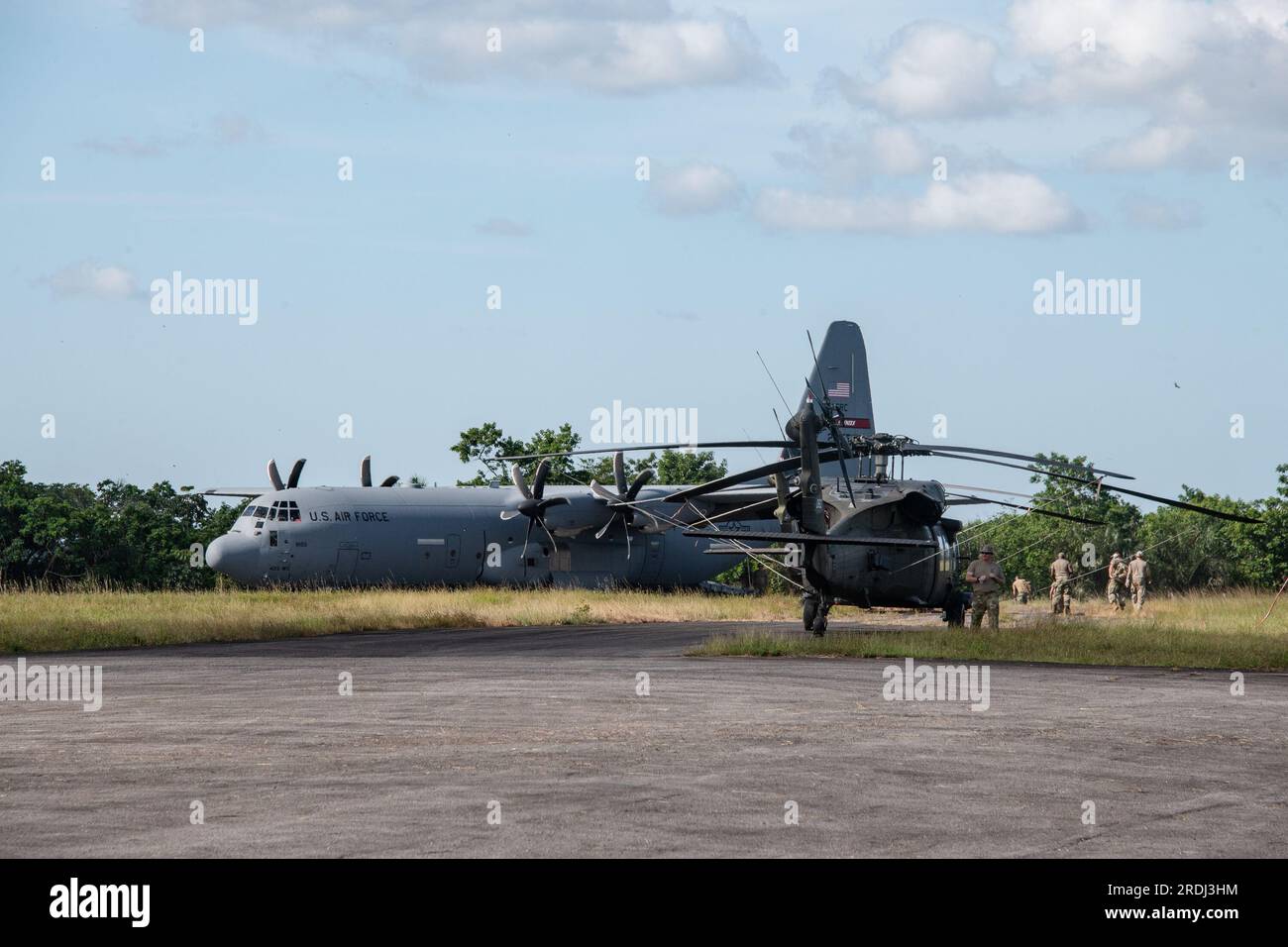 Two uh 60 blackhawk helicopters hi-res stock photography and images - Alamy