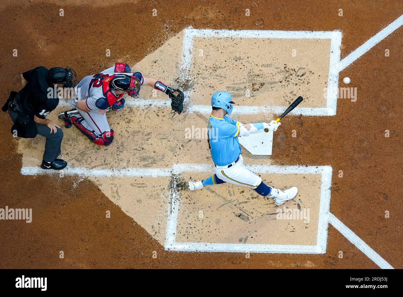 Milwaukee Brewers' Jesse Winker (33) his a RBI single during the