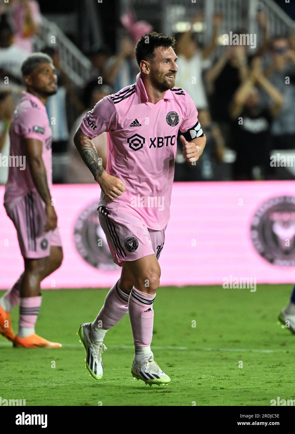 Lionel messi kicking hi-res stock photography and images - Alamy