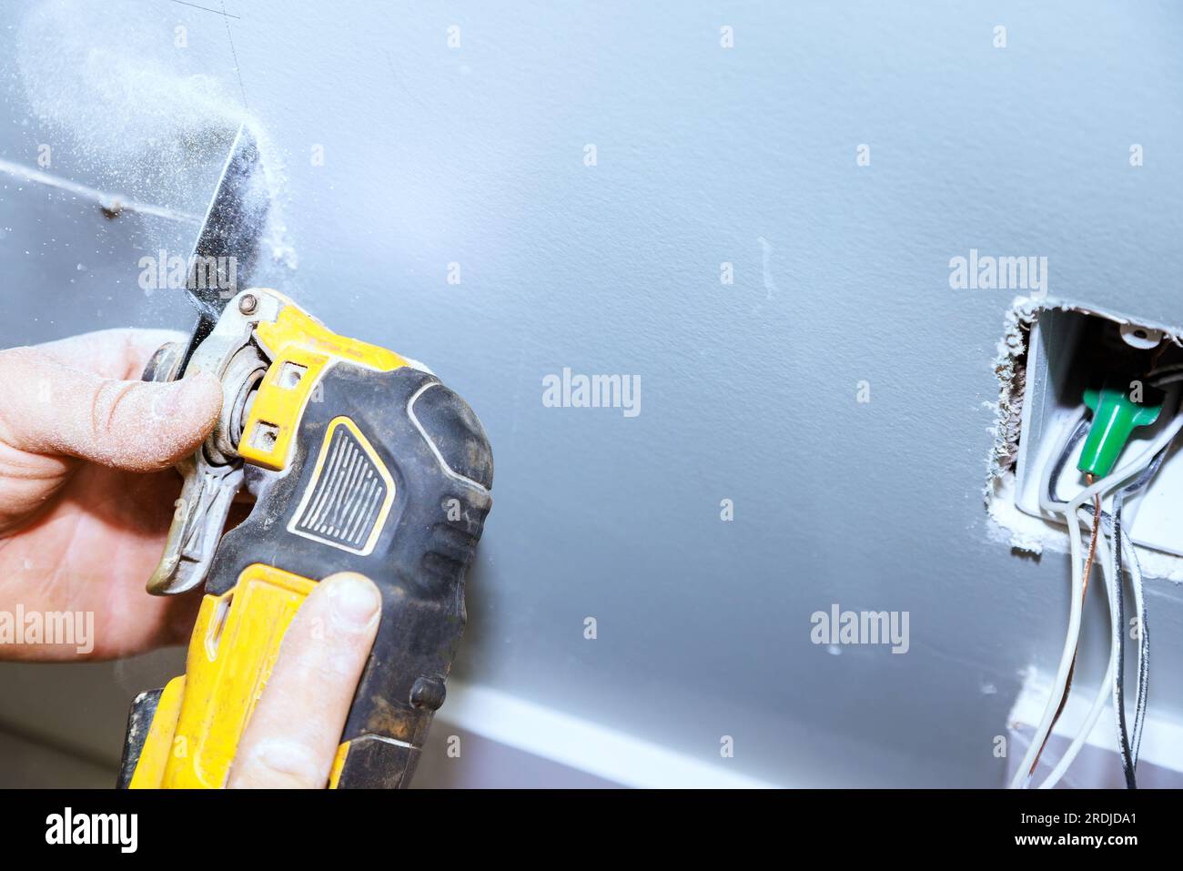 Multitool was used to cut plasterboard with single blade saw to