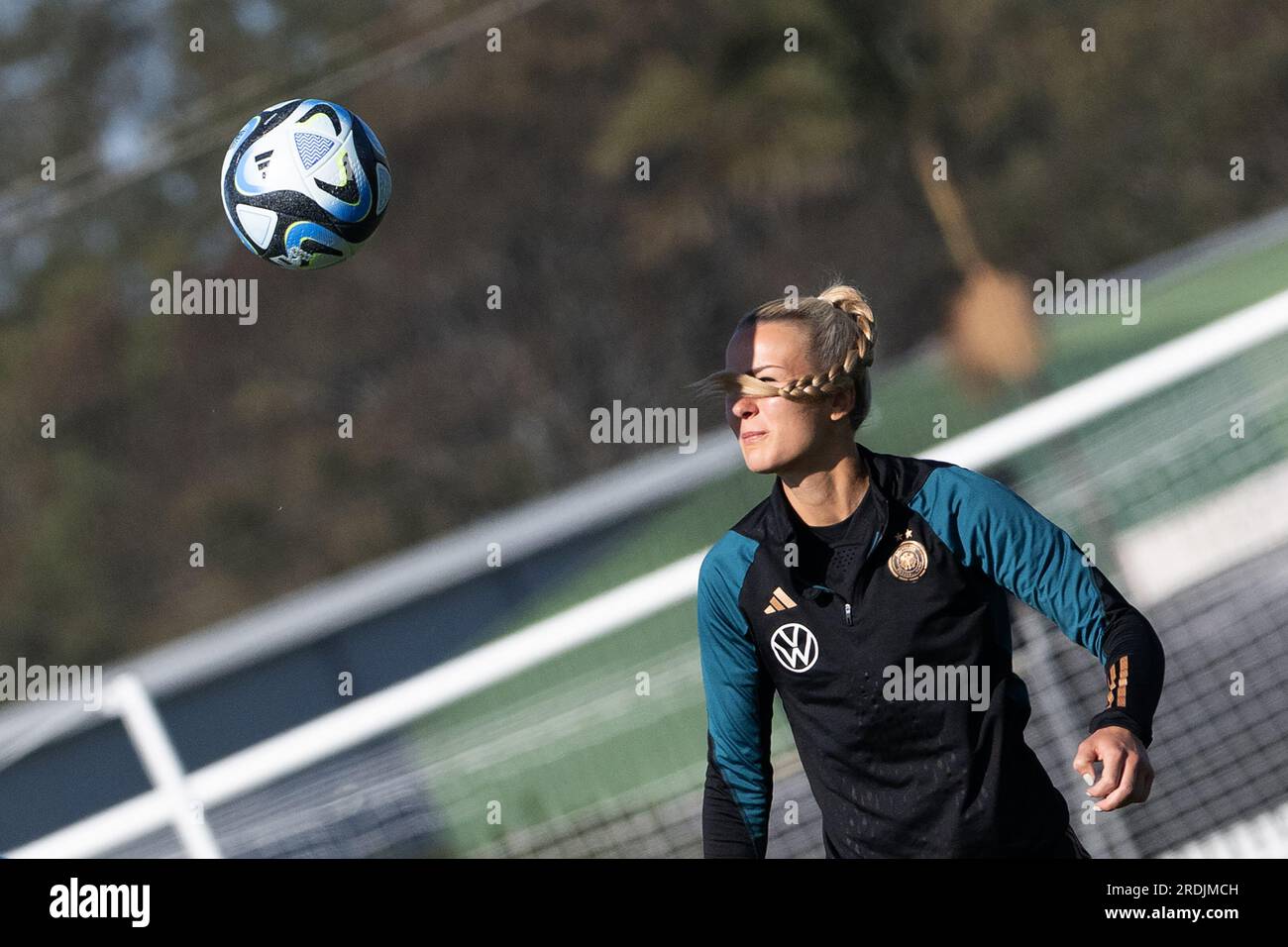 Tuggerah, Australia. 22nd July, 2023. Soccer: World Cup, Women, Training Germany: Goalkeeper Merle Frohms warms up with a ball. Credit: Sebastian Gollnow/dpa/Alamy Live News Stock Photo