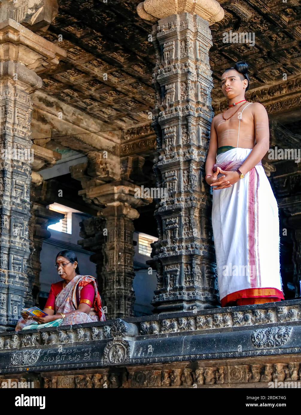 Temple priest at the Nritta Sabha Hall of Dance with some fine pillars in Thillai Nataraja temple in Chidambaram, Tamil Nadu, South India, India, Asia Stock Photo