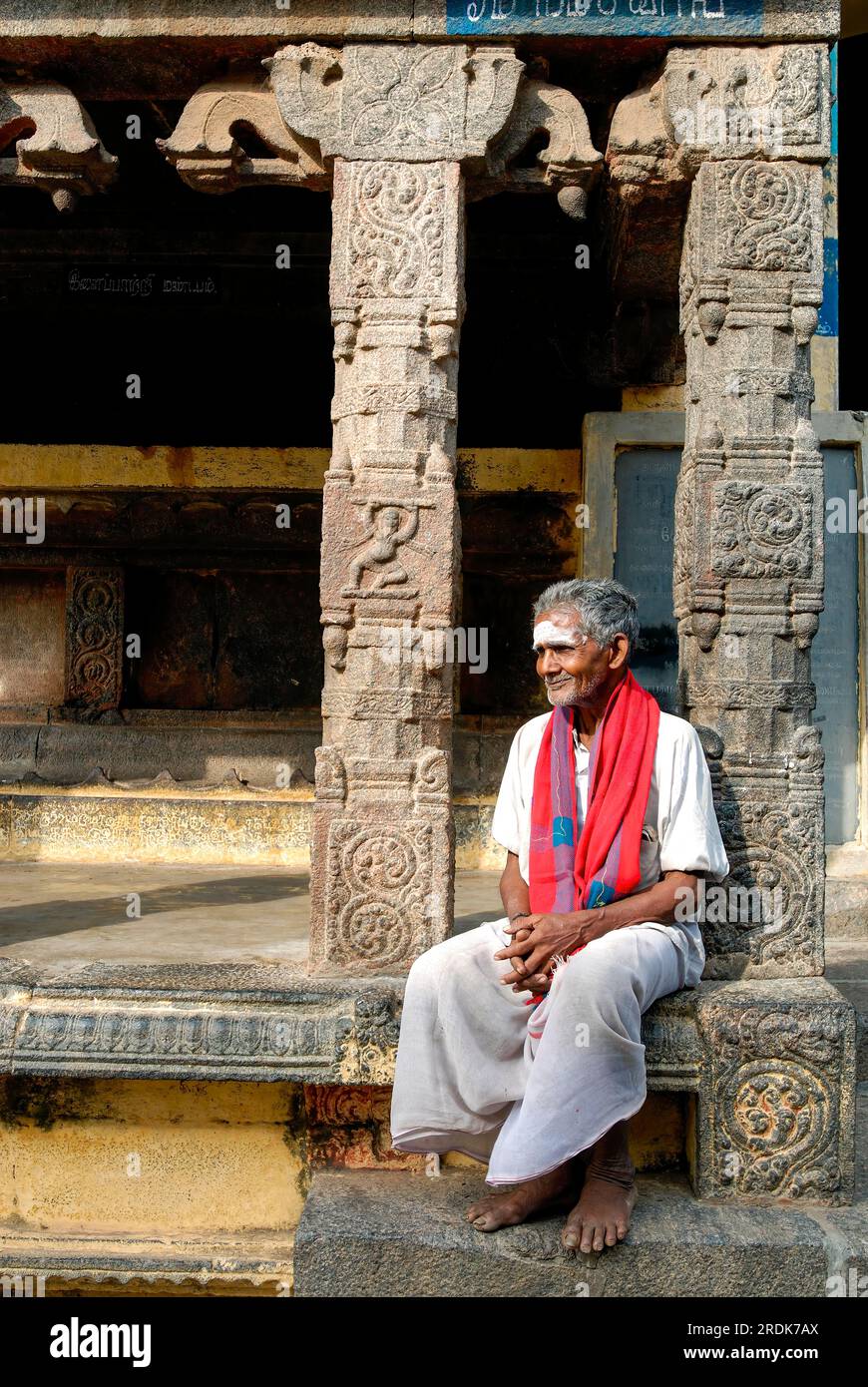 Old man sitting in front of Kandarathithan Gopuram in Virudhagireeswarar Shiva temple in Virudhachalam, Tamil Nadu, South India, India, Asia Stock Photo