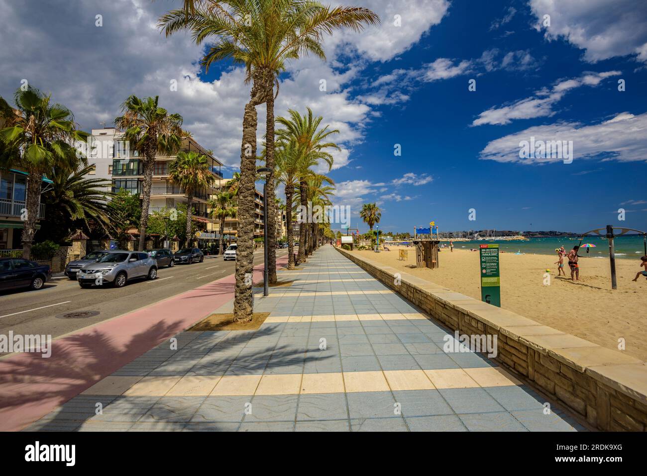 Promenade next to the Platja de Ponent (west beach) of Salou on a summer afternoon (Tarragona, Catalonia, Spain) ESP: Paseo marítimo de Salou, España Stock Photo