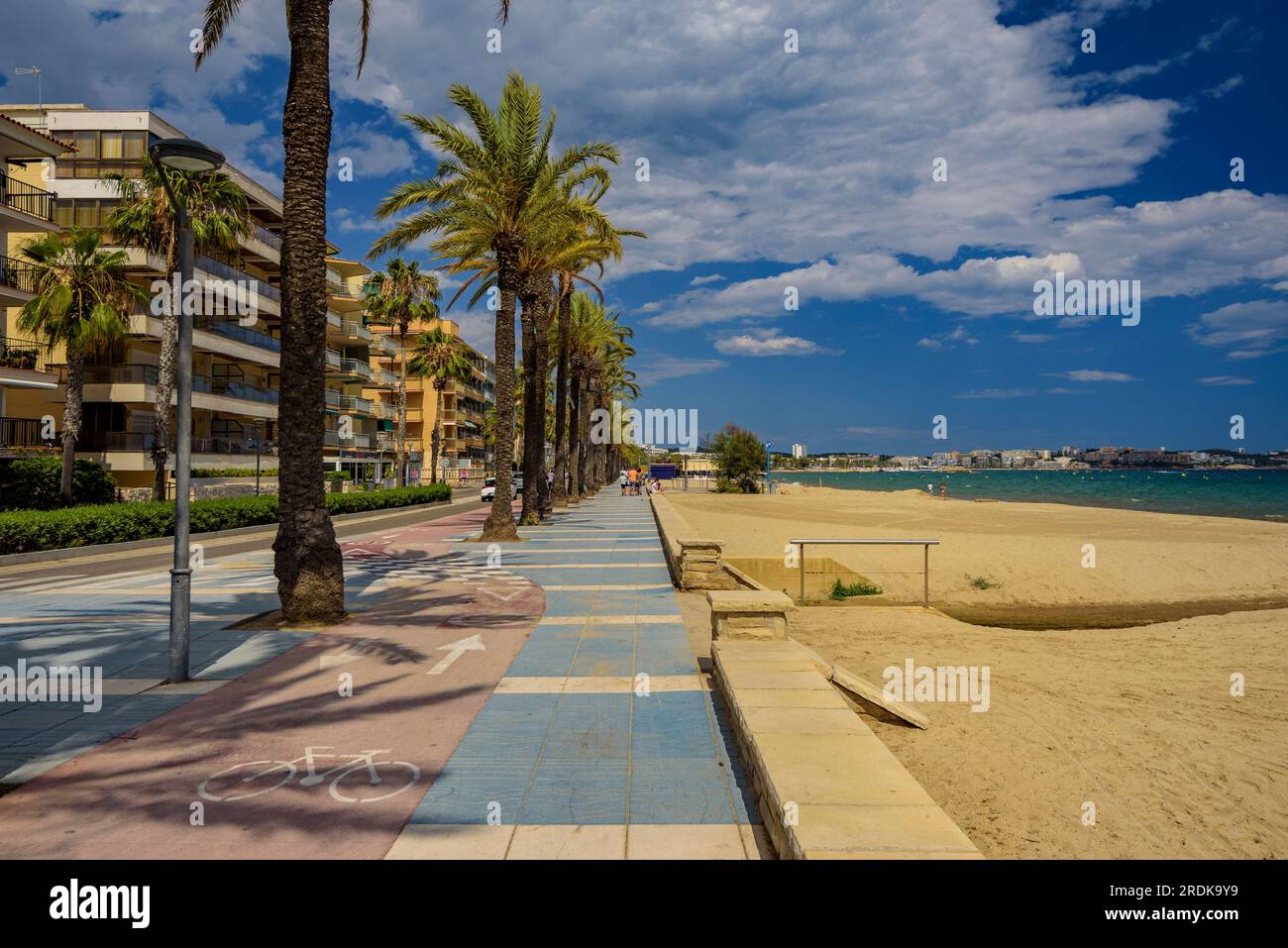 Promenade next to the Platja de Ponent (west beach) of Salou on a summer afternoon (Tarragona, Catalonia, Spain) ESP: Paseo marítimo de Salou, España Stock Photo