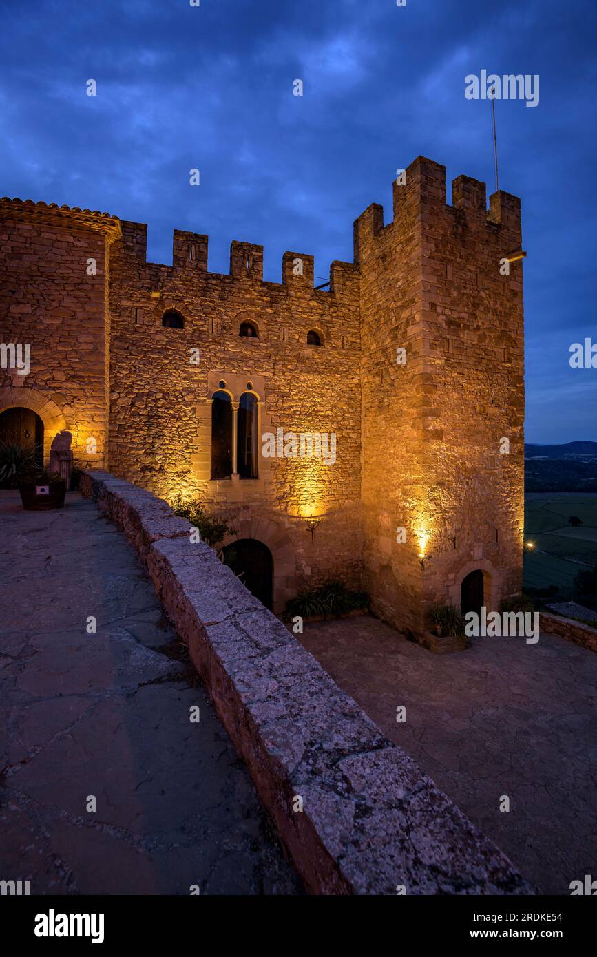 Montsonís Castle illuminated at night and at blue hour (La Noguera, Lleida, Catalonia, Spain) ESP: Castillo de Montsonís iluminado en la hora azul Stock Photo