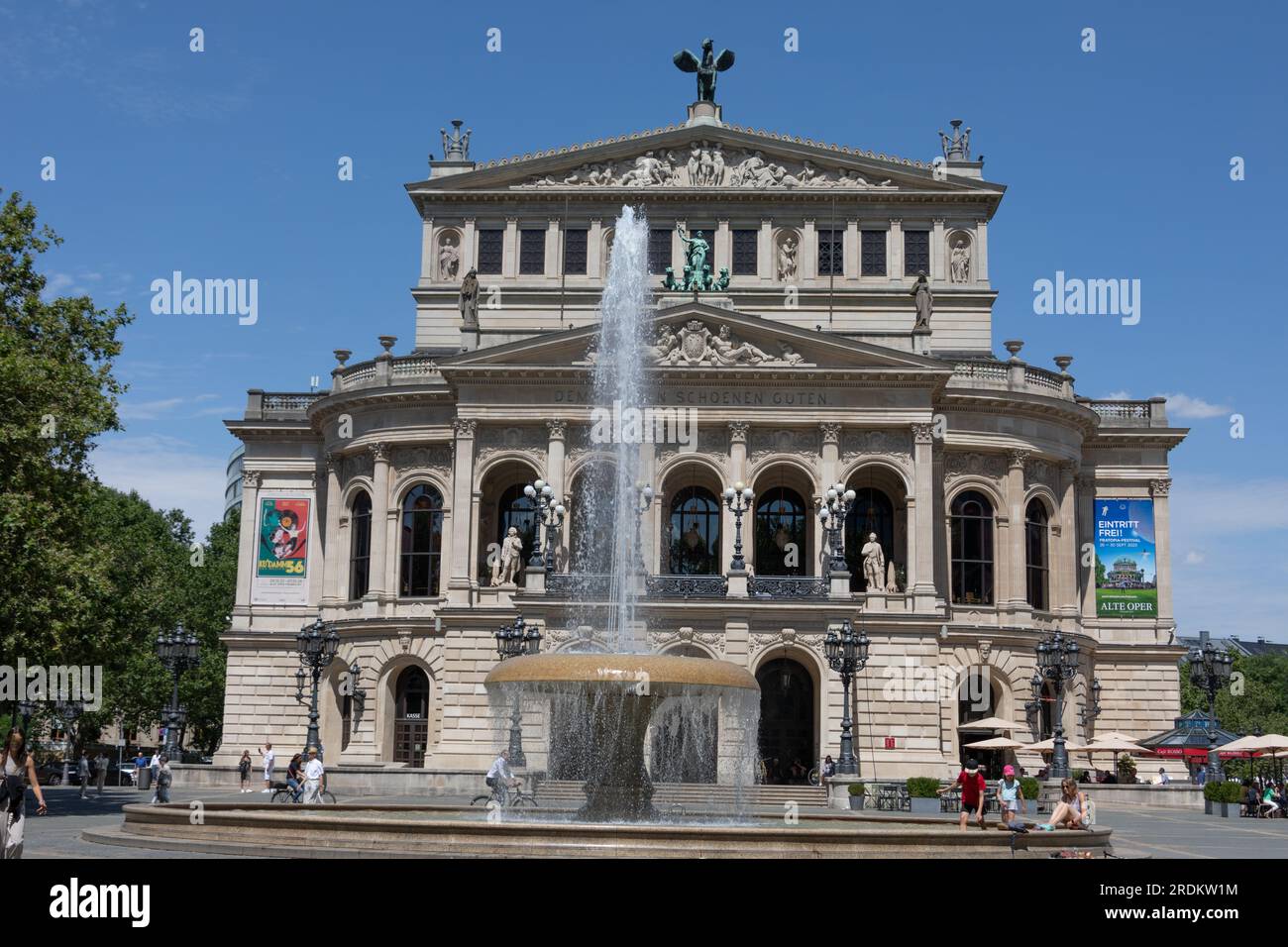 Fountains in front opera house hi-res stock photography and images - Alamy
