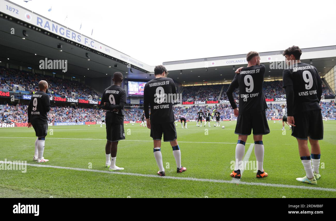 Hamburger SV Players pre match warm up, wearing tribute tops for club legend Uns Uwe who passed away 1 year ago before the pre-season friendly match at the Ibrox Stadium, Glasgow. Picture date: Saturday July 22, 2023. Stock Photo