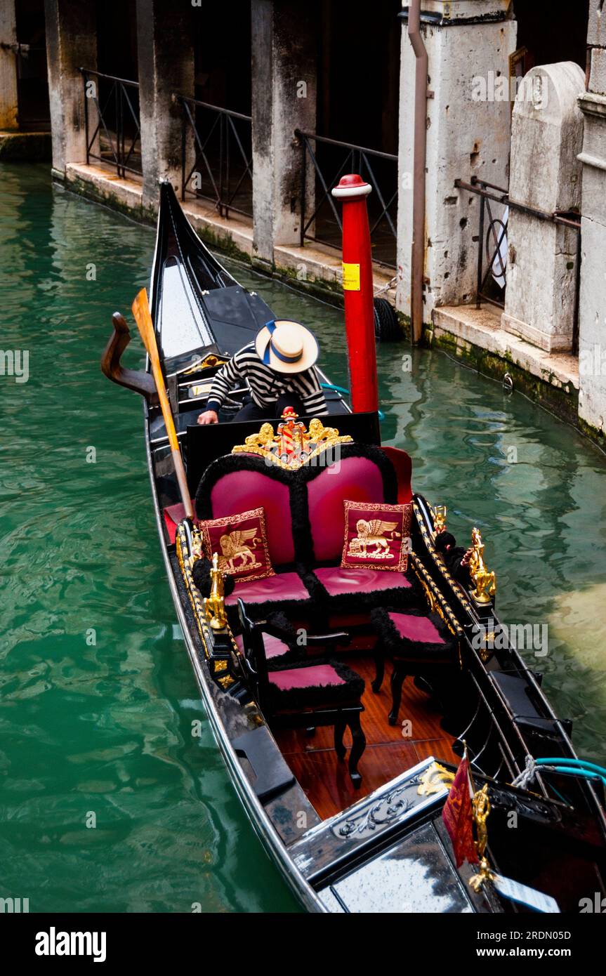 Venice gondola arch narrow hi-res stock photography and images - Alamy
