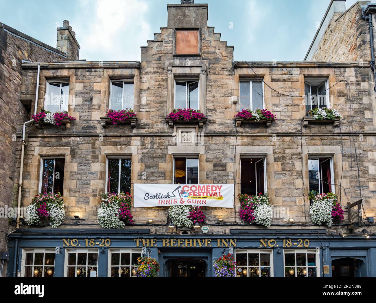 The Beehive Inn exterior during festival fringe, Grassmarket, Edinburgh, Scotland, UK Stock Photo