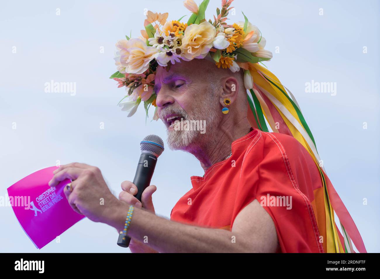 Berlin, Germany.July 22, 2023. Moderator at the Christopher Street Day Parade Finale at the Brandenburg Gate. Credit: Freelance Fotograf/Alamy Live News Stock Photo