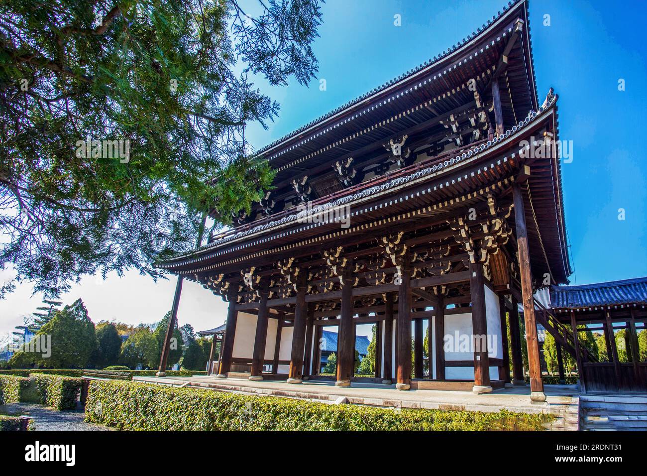 Wooden Sanmon gate is the oldest Zen gate of its kind in Tofukuji ...