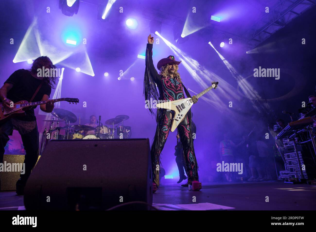 Tokio Hotel Plays 2 Songs at Berlin's Brandenburg Gate on New Year's Eve:  Exclusive ]