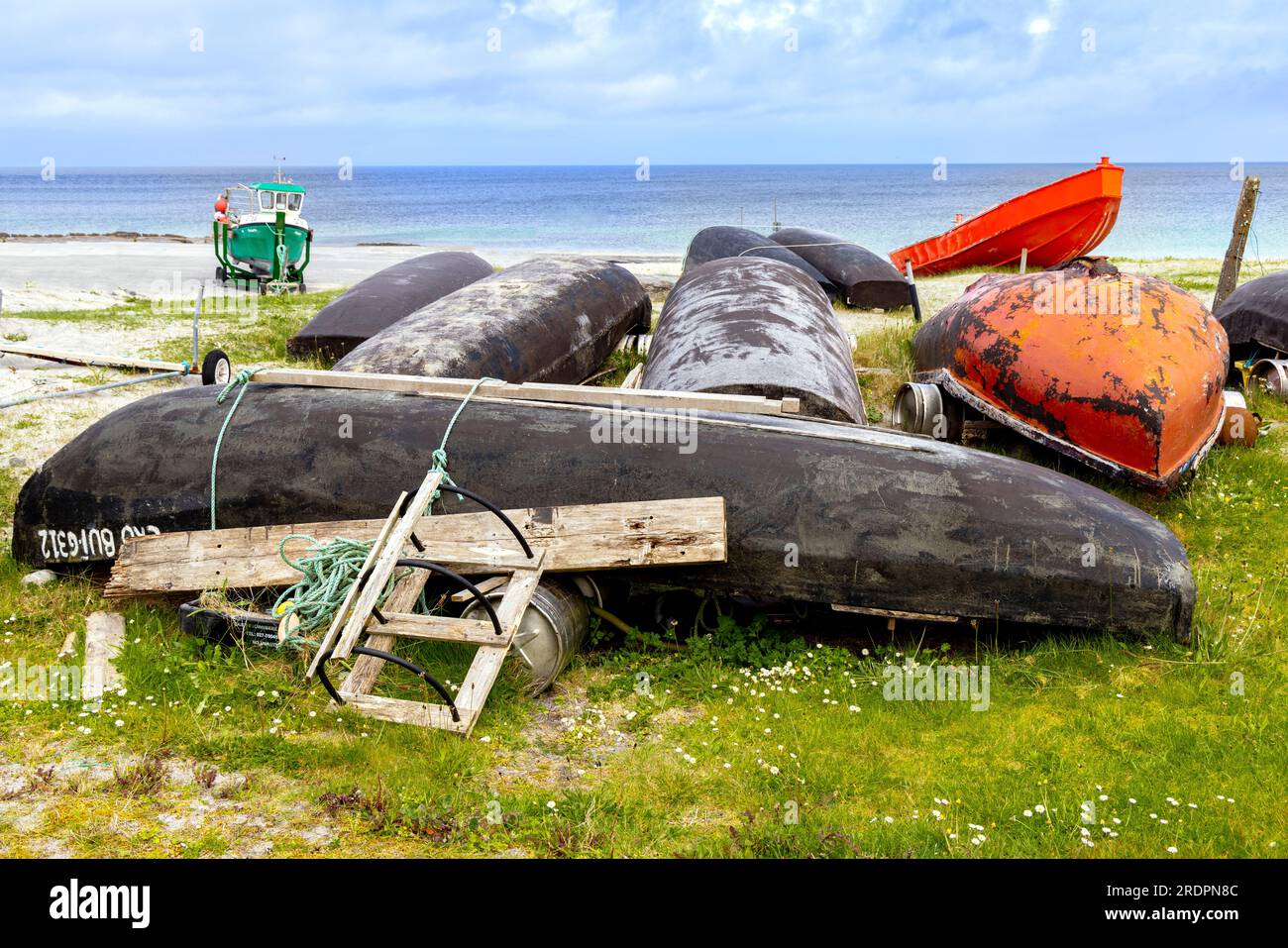 Currachs, traditional Irish fishing boats, lying upturned on Inisheer beach, the smallest of Aran Islands, Galway Bay, Republic of Ireland. Stock Photo