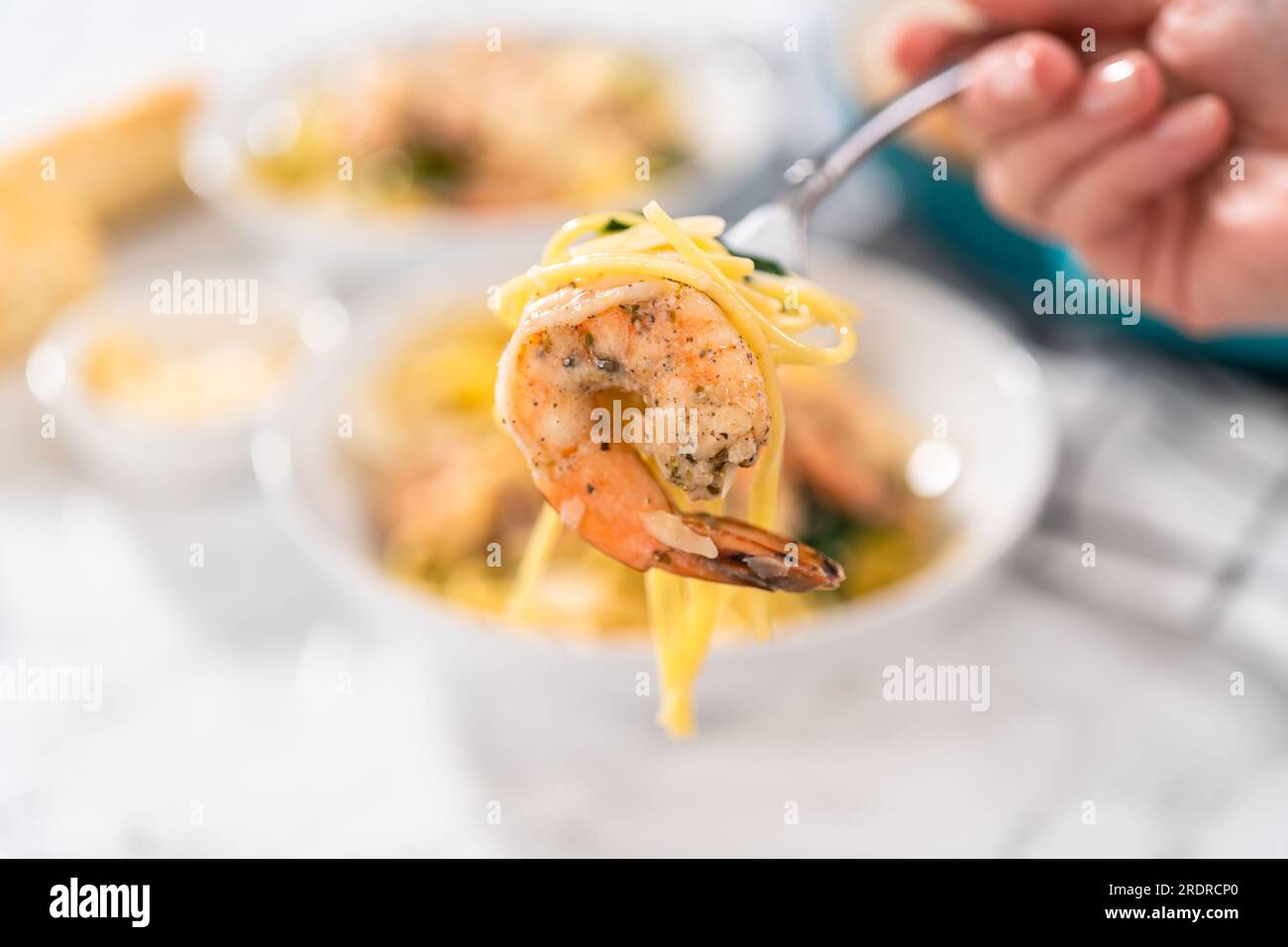 Garlic Shrimp Pasta with Spinach Stock Photo - Alamy