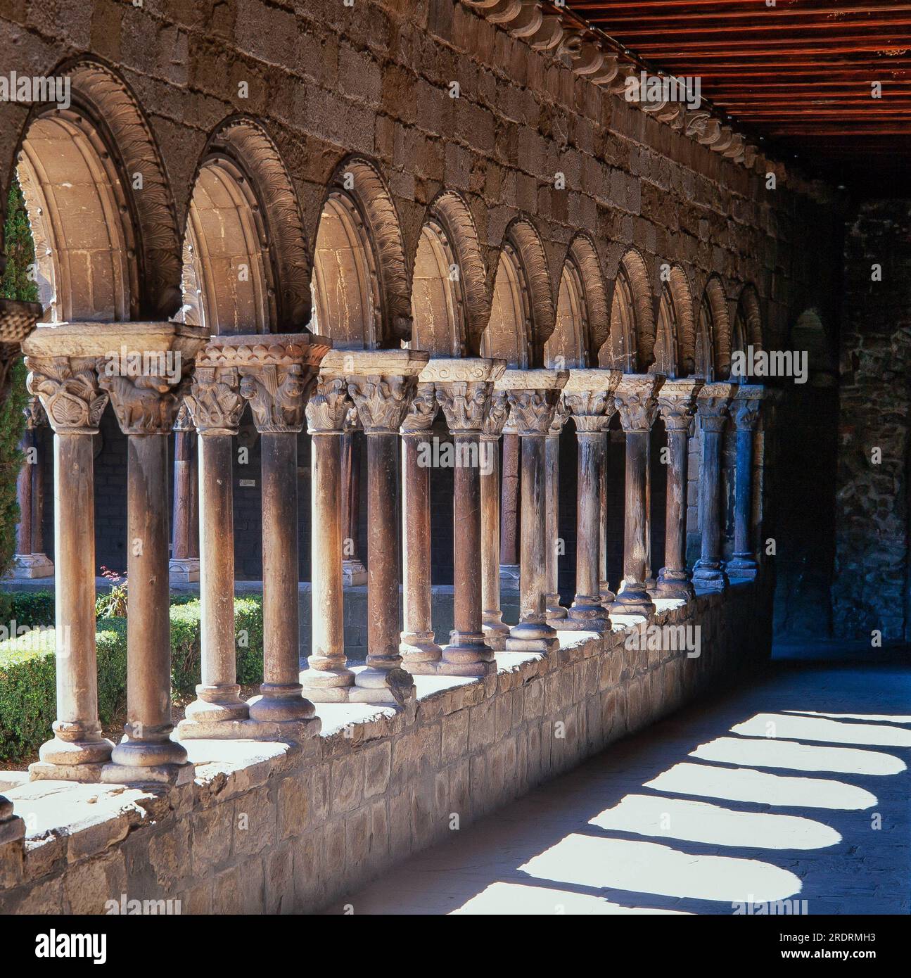 Claustro del Monasterio de Santa María de Ripoll, siglo XII Stock Photo ...