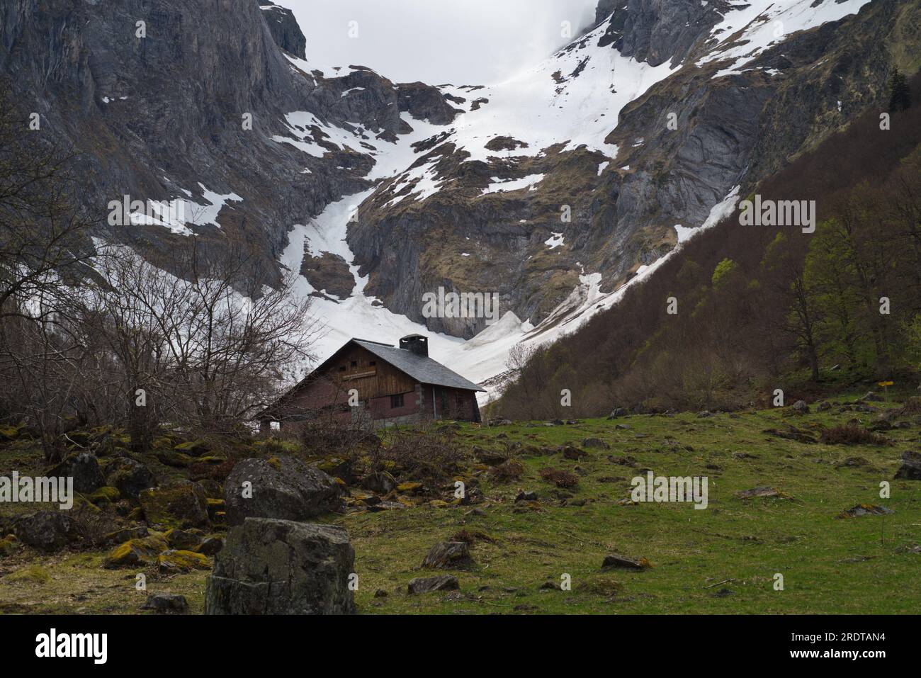 photo of the Artiga de Lin mountain refuge in Valle de Aran, Pyrenees. / foto del refugio de montaña de Artiga de Lin en el Vallede Aran, Pirineos Stock Photo