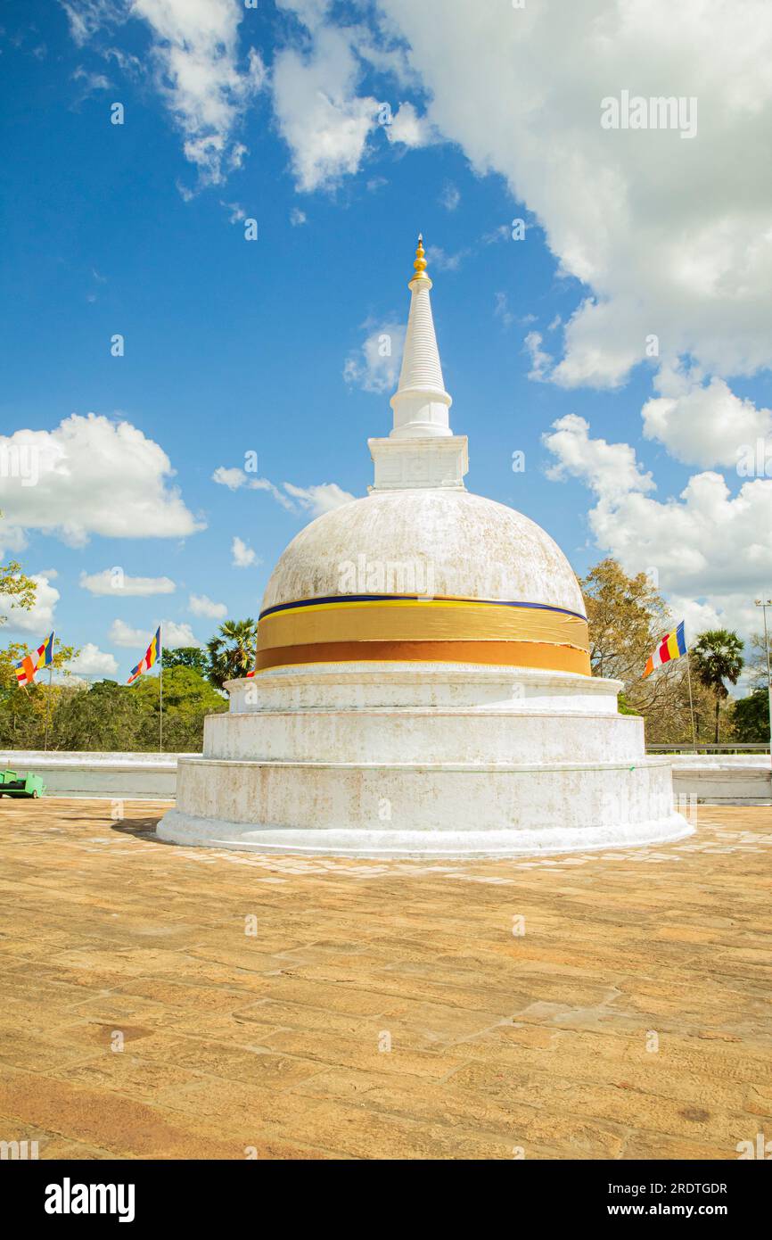 Ruwanwali maha saya white stupa with blue sky and white clouds in Anuradhapuraya, Sri lanka. Stock Photo