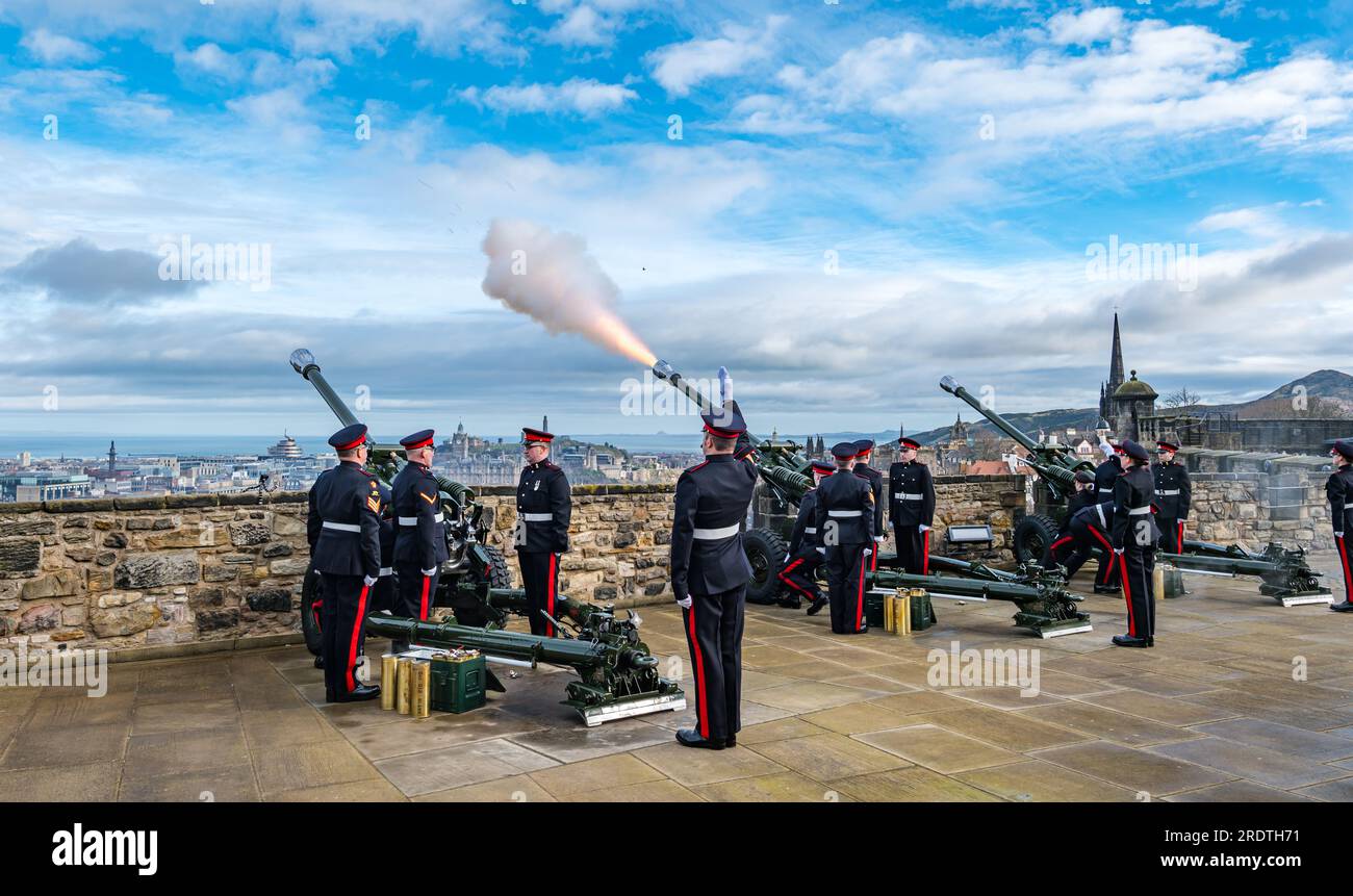 21 Gun salute marks accession of Queen Elizabeth II to the throne for platinum Jubilee, Edinburgh Castle, Scotland, UK Stock Photo