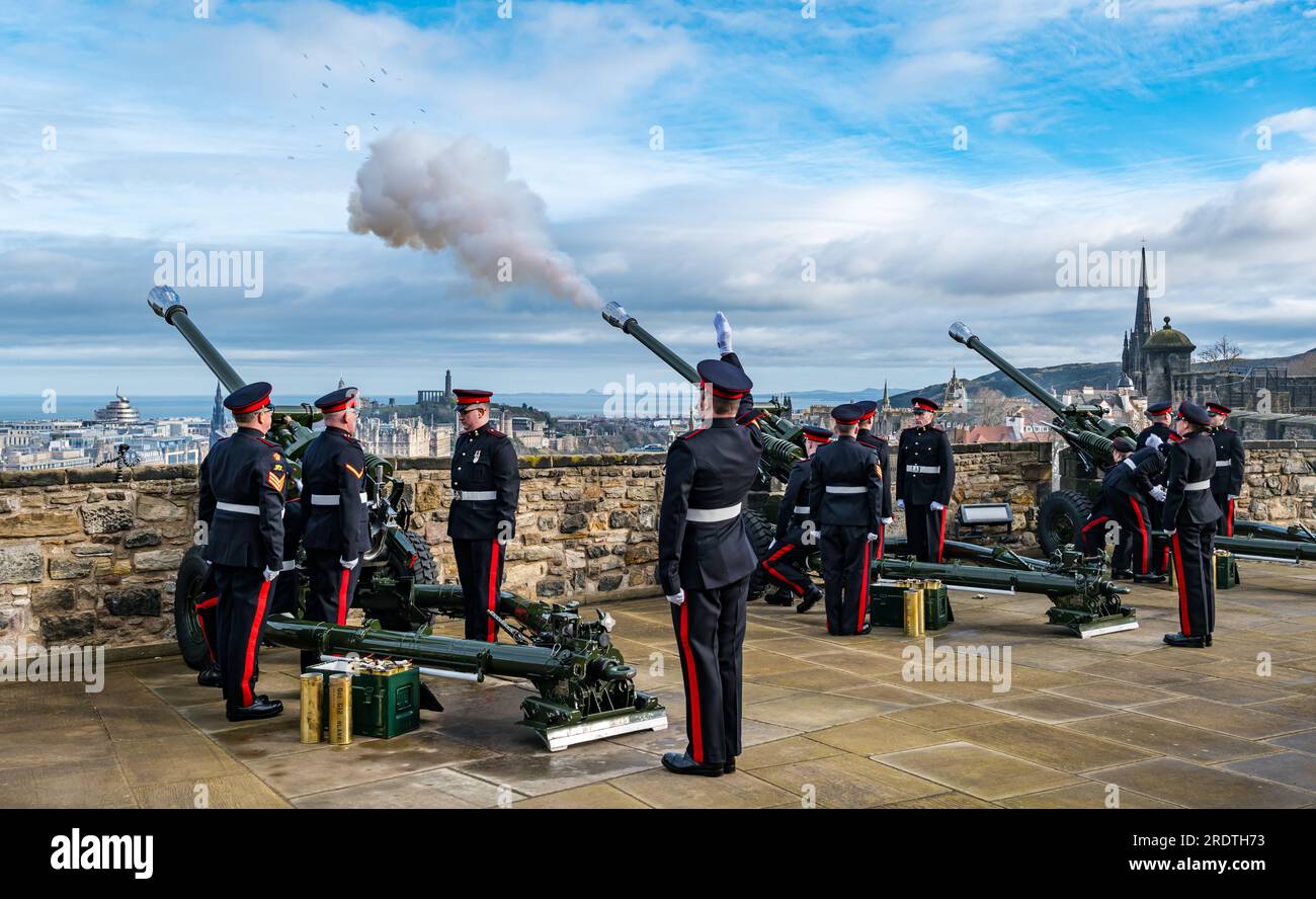 21 Gun salute marks accession of Queen Elizabeth II to the throne for platinum Jubilee, Edinburgh Castle, Scotland, UK Stock Photo