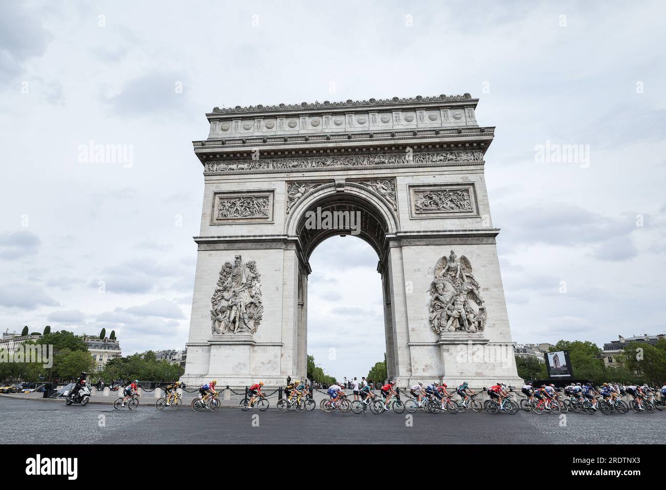 Paris, France. 23rd July, 2023. Illustration picture shows the peloton passing the Arc de Triomphe during the 21st and last stage of the Tour de France cycling race, from Saint-Quentin-en-Yvelines to Paris, France, Sunday 23 July 2023. This year's Tour de France takes place from 01 to 23 July 2023. BELGA PHOTO DAVID PINTENS Credit: Belga News Agency/Alamy Live News Stock Photo